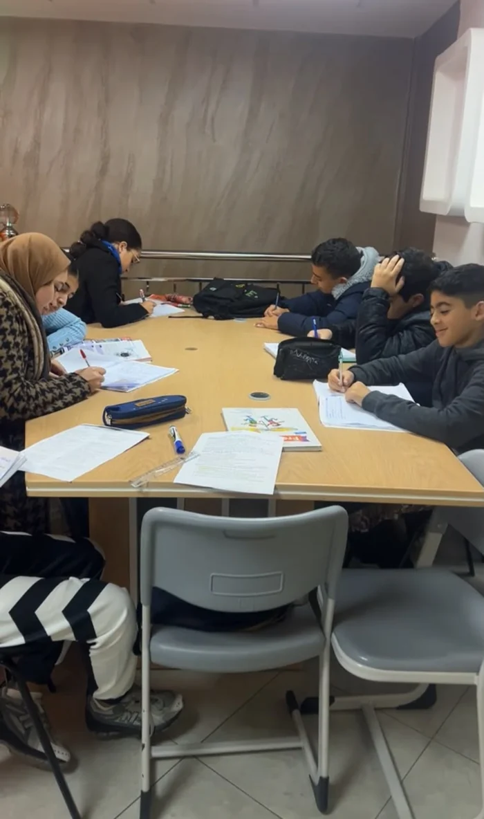 تلاميذ خدامين على تمارين اللغة الفرنسية