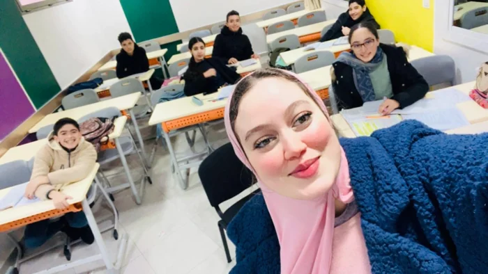 الأستاذة خولة مع مجموعة من التلاميذ