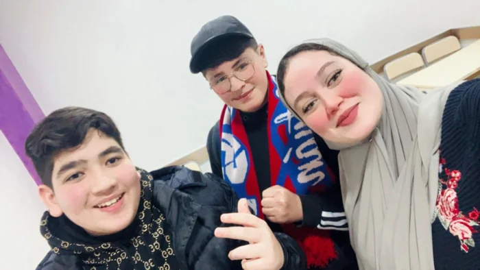 الأستاذة خولة مع جوج من التلاميذ